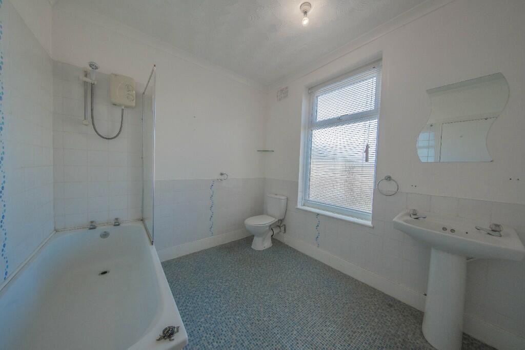 2 bedroom flat for sale in Carr Hill Road, Deckham, Gateshead, Tyne And