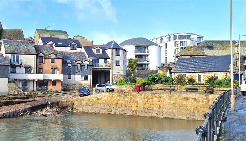 1 bedroom apartment for sale in Harbour Court, Penzance, TR18