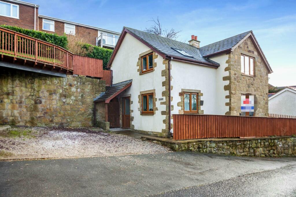 3 bedroom detached house for sale in Middle Road, Coedpoeth, Wrexham, LL11