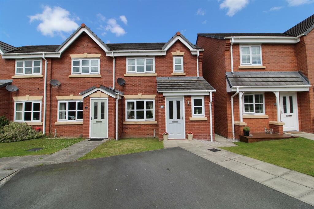 3 bedroom town house for sale in Gorse Close, Ruabon, Wrexham, LL14