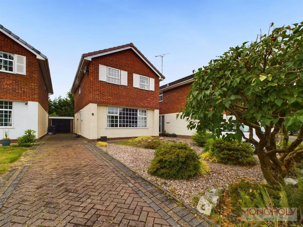 4 bedroom detached house for sale in Makepeace Close, Vicars Cross