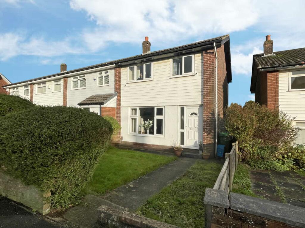 3 bedroom town house for sale in Alandale Drive, Royton, OL2