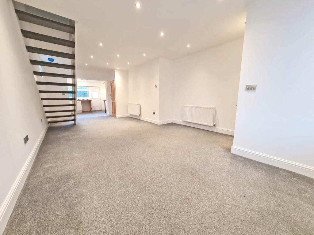 3 bedroom end of terrace house for sale in Rochdale Road, High Crompton