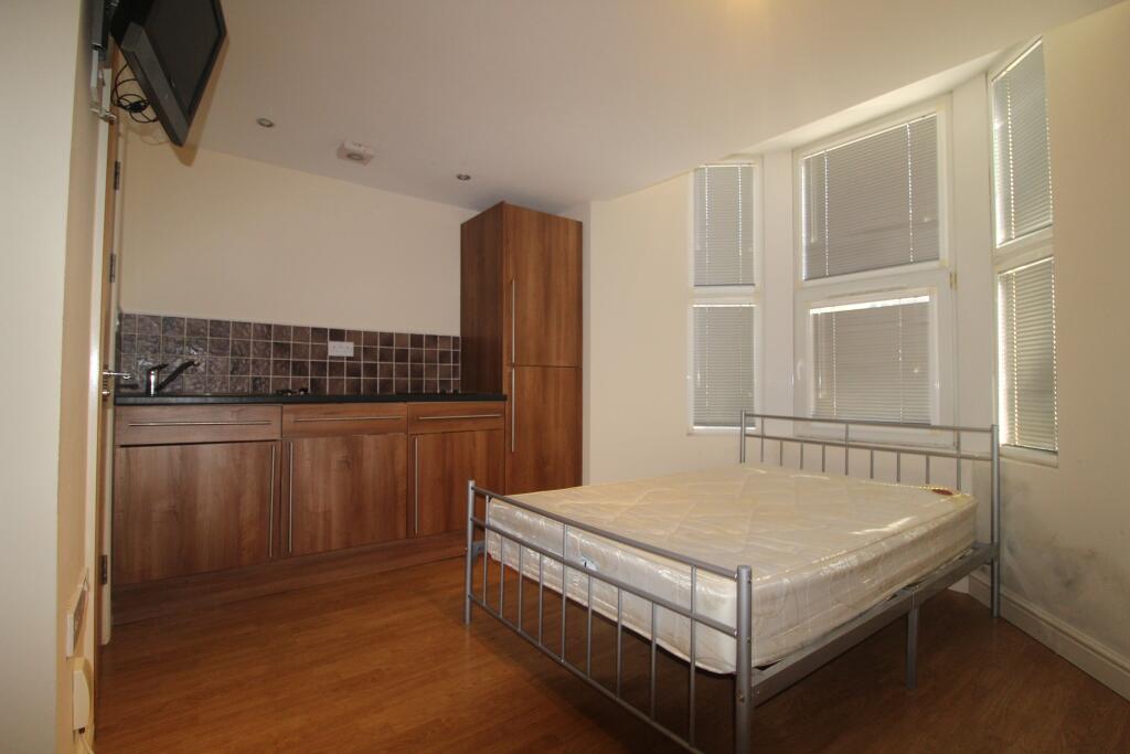 Studio flat for rent in Woodville Rd, Cathays, Cardiff, CF24
