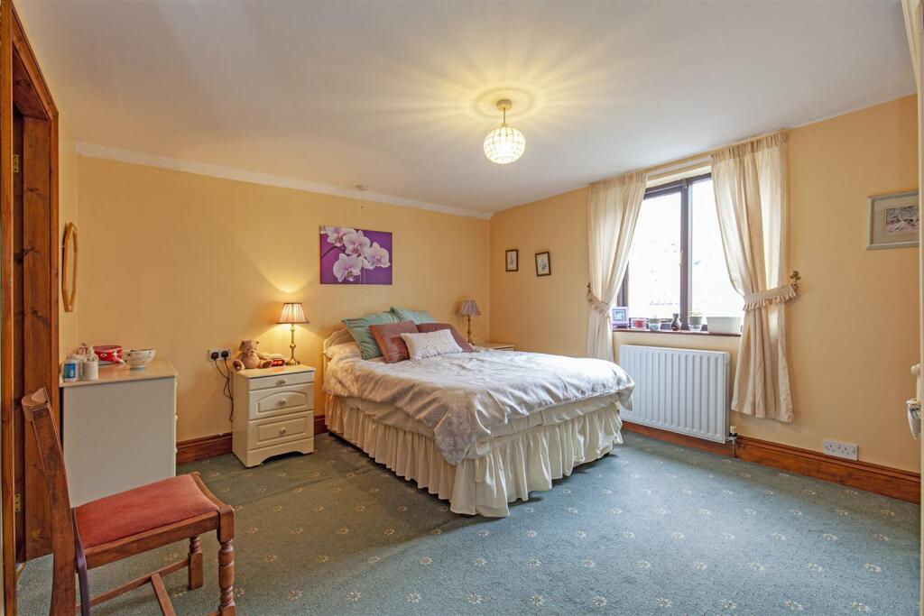 3 bedroom house for sale in Bank View, Tideswell, Buxton, SK17