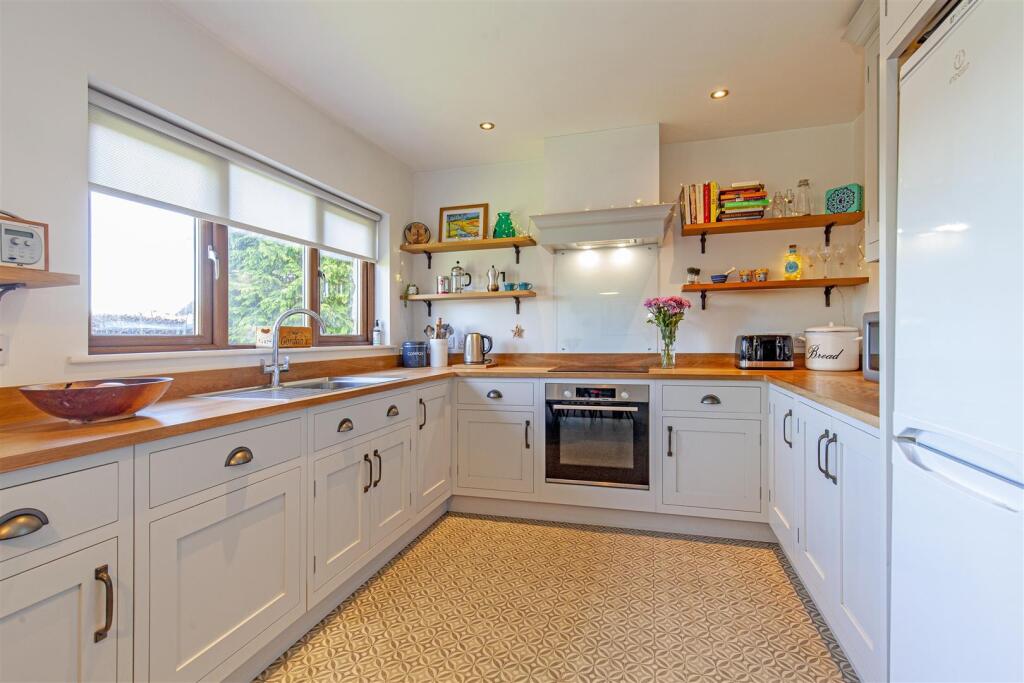 Additional property image - The Close, Great Longstone, Bakewell, Derbyshire, DE45 1TT