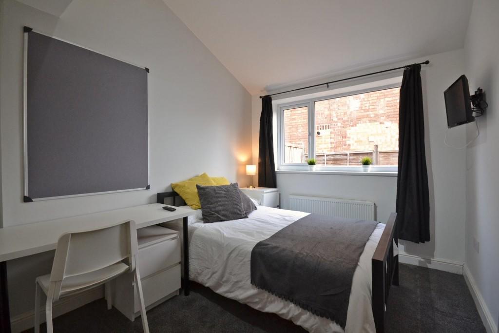 6 bedroom semi-detached house for rent in Fletcher Road, Beeston NG9
