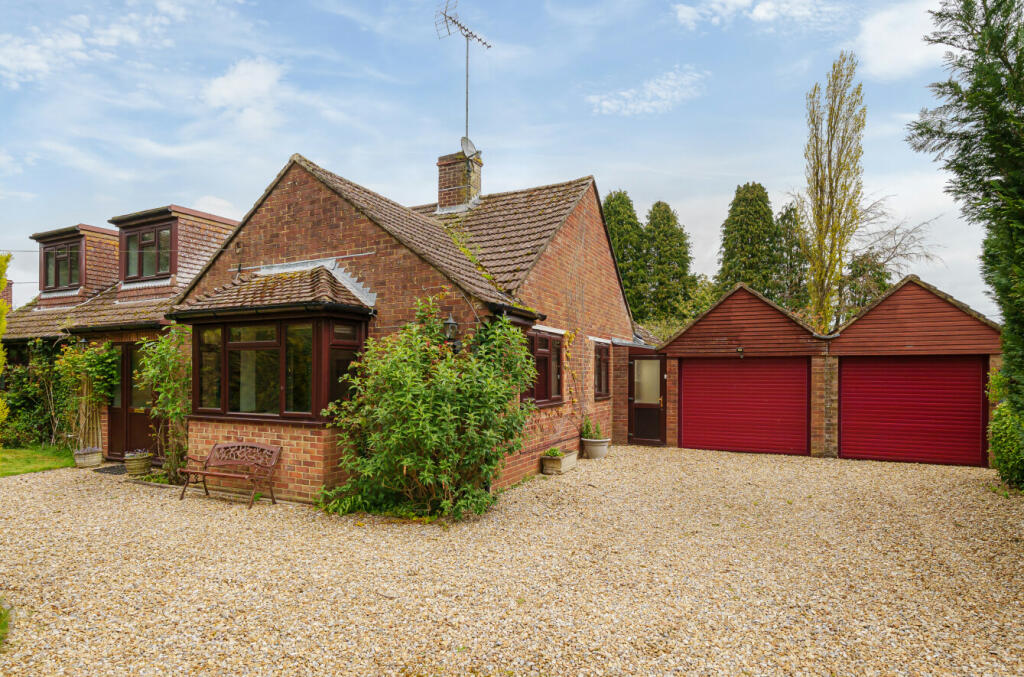 3 bedroom bungalow for sale in Upper Anstey Lane, Alton, Hampshire, GU34