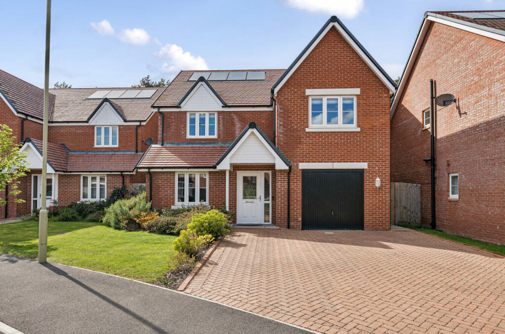 4 bedroom detached house for sale in Heatherfields Way, Whitehill, Bordon, Hampshire, GU35