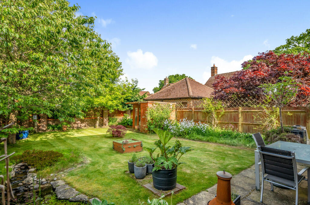 4 bedroom detached house for sale in Thornybush Gardens, Medstead