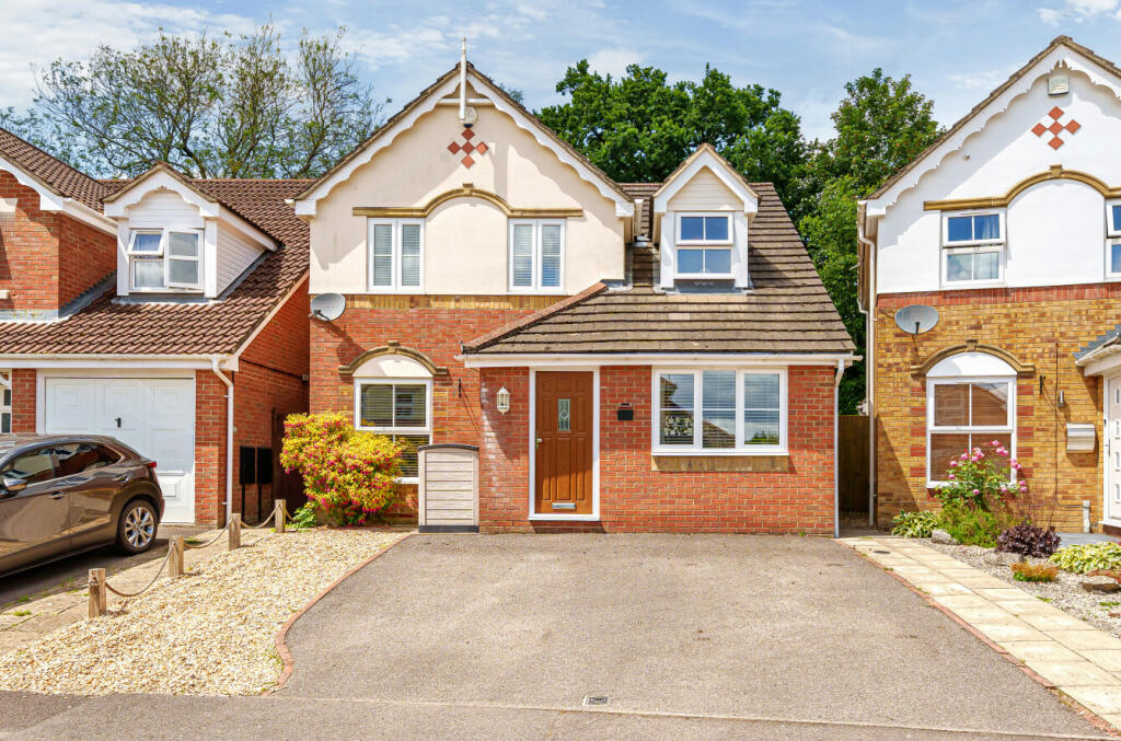 3 bedroom detached house for sale in Badger Close, Four Marks, Alton