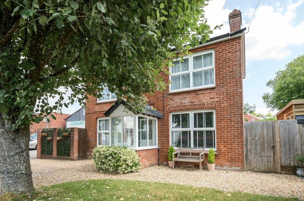 3 bedroom detached house for sale in New Farm Road, Alresford