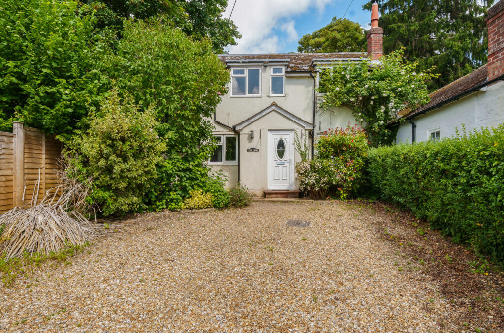 2 bedroom link detached house for sale in Bramdean, Alresford, Hampshire, SO24