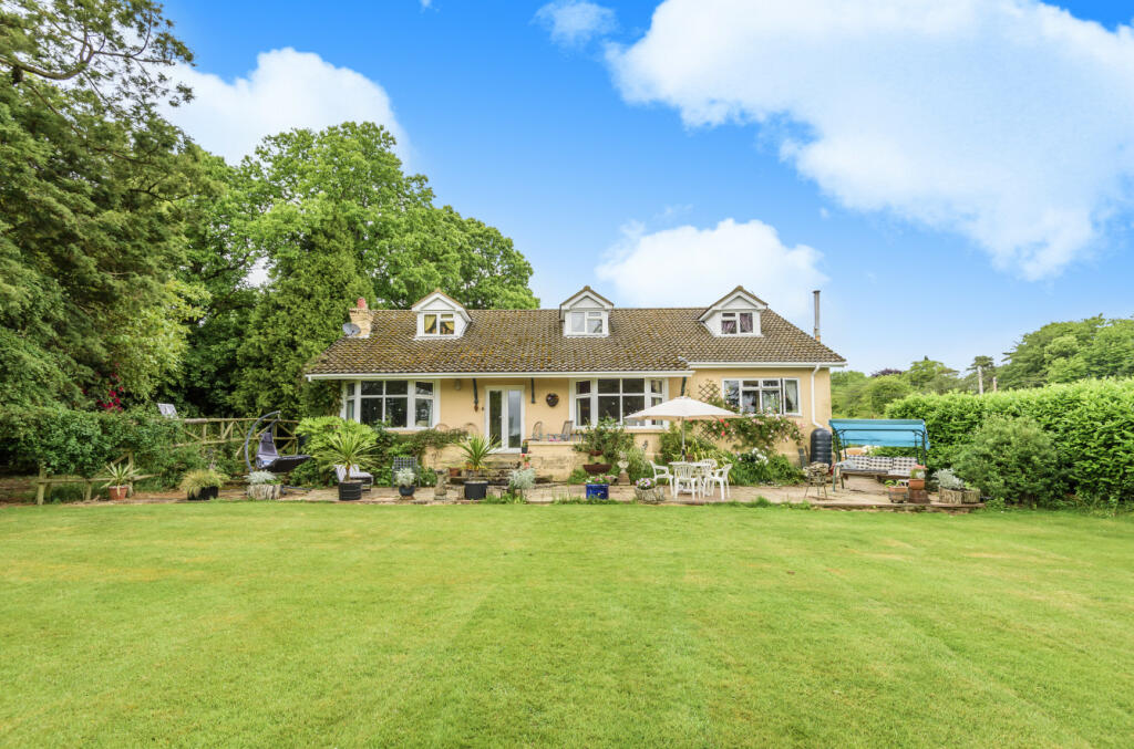 5 bedroom detached house for sale in Petersfield Road, Monkwood