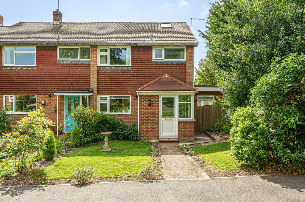 3 bedroom end of terrace house for sale in Ash Walk, Alresford