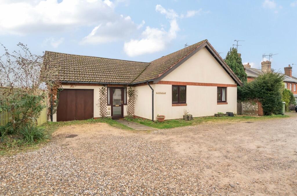 2 bedroom bungalow for sale in Mallard Close, Alresford, Hampshire, SO24