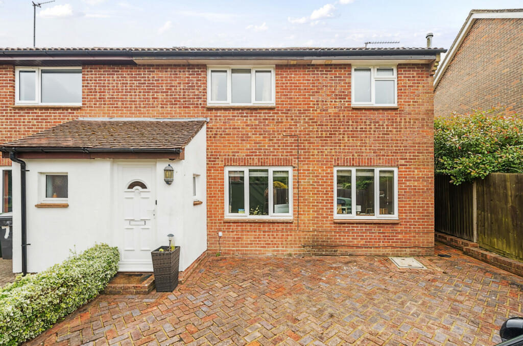 3 bedroom semidetached house for sale in Appledown Close, Alresford