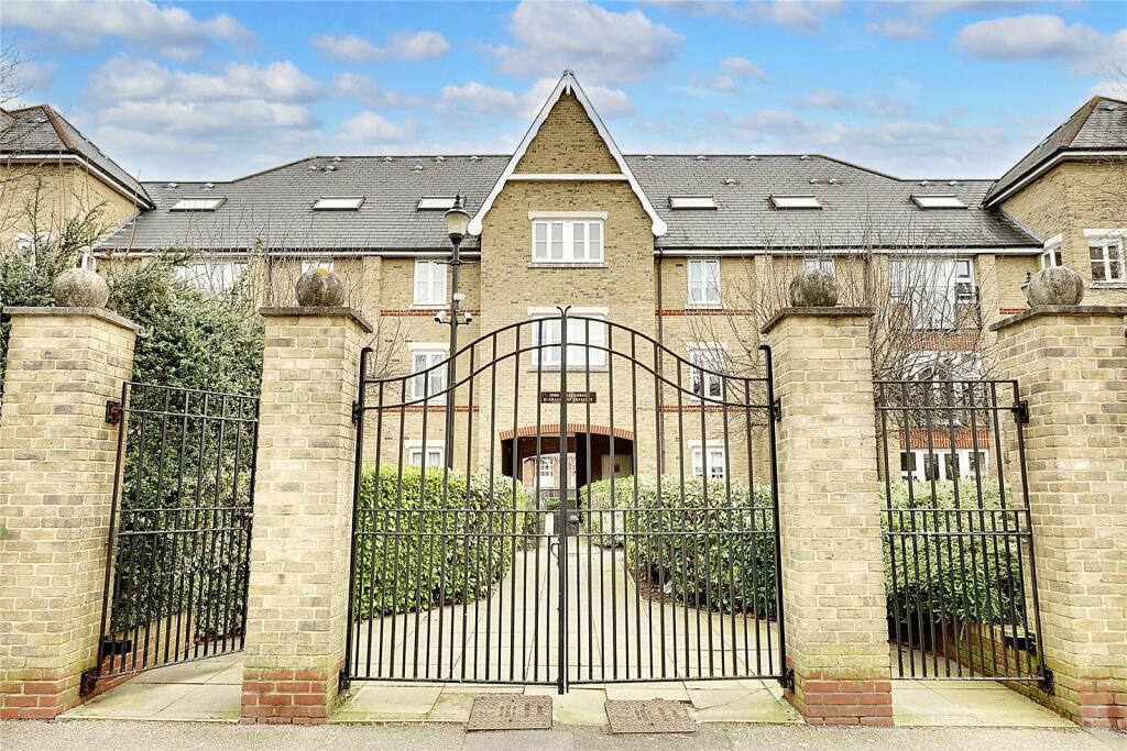 2 bedroom penthouse for sale in Chase Side Crescent, Enfield, EN2