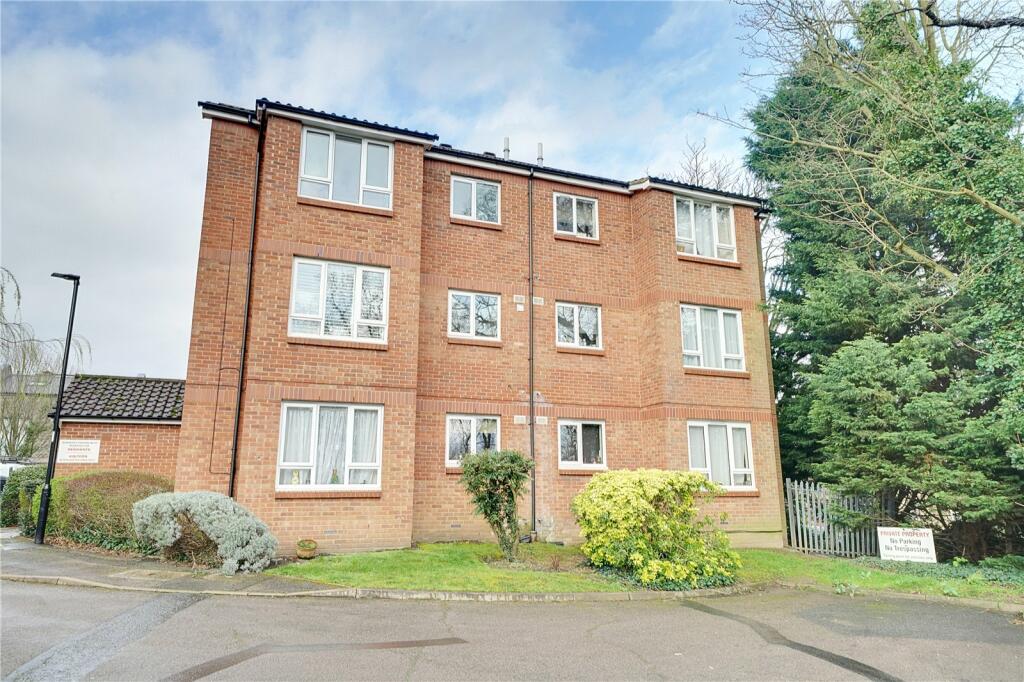 2 bedroom flat for sale in Badgers Close, Enfield, EN2