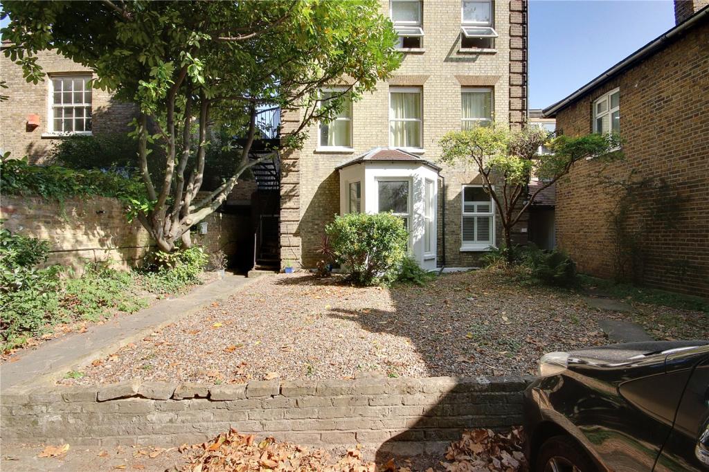 2 bedroom flat for sale in Chase Side, Enfield, EN2