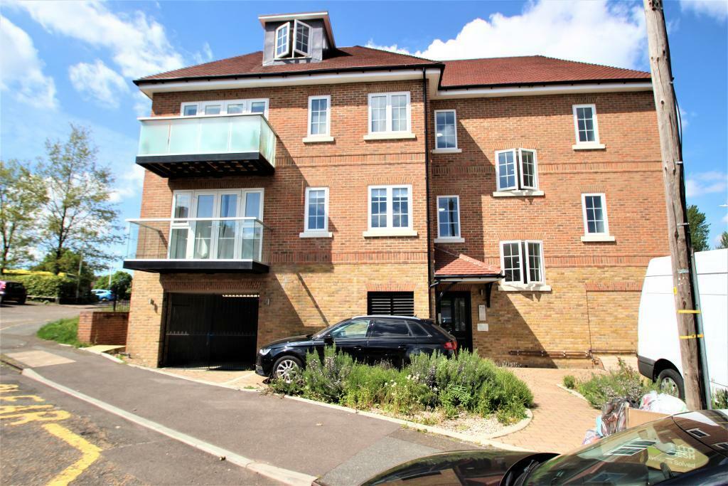 2 bedroom flat for rent in Chatham Hill Road, Bat and Ball, Sevenoaks