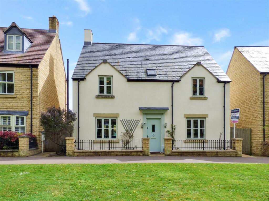 4 bedroom detached house for sale in Summers Way, MoretoninMarsh, GL56