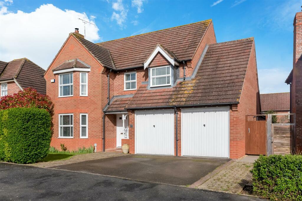 4 bedroom detached house for sale in Hawthorn Way, ShipstononStour, CV36