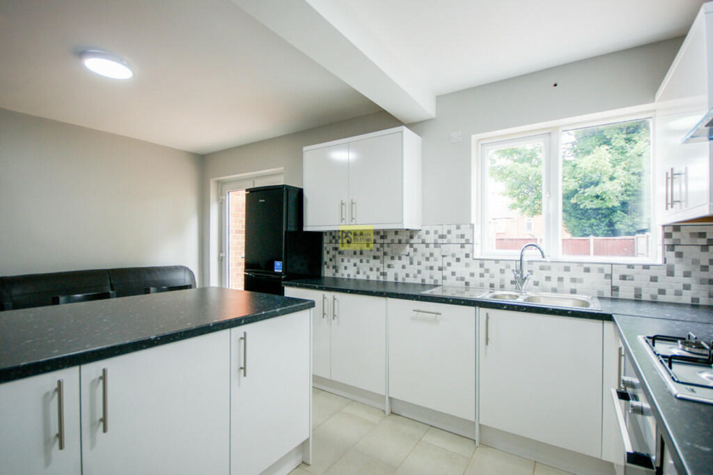 4 bedroom semi-detached house for rent in Windrush Grove - 2 bath student property, B29