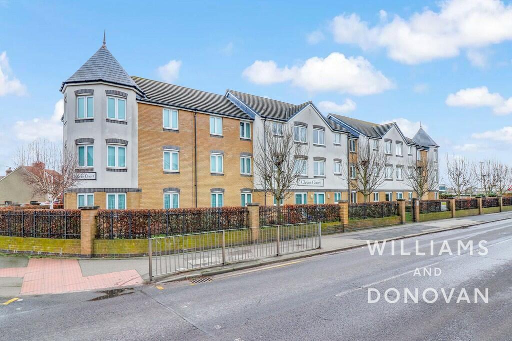 2 bedroom flat for sale in London Road, Hadleigh, SS7