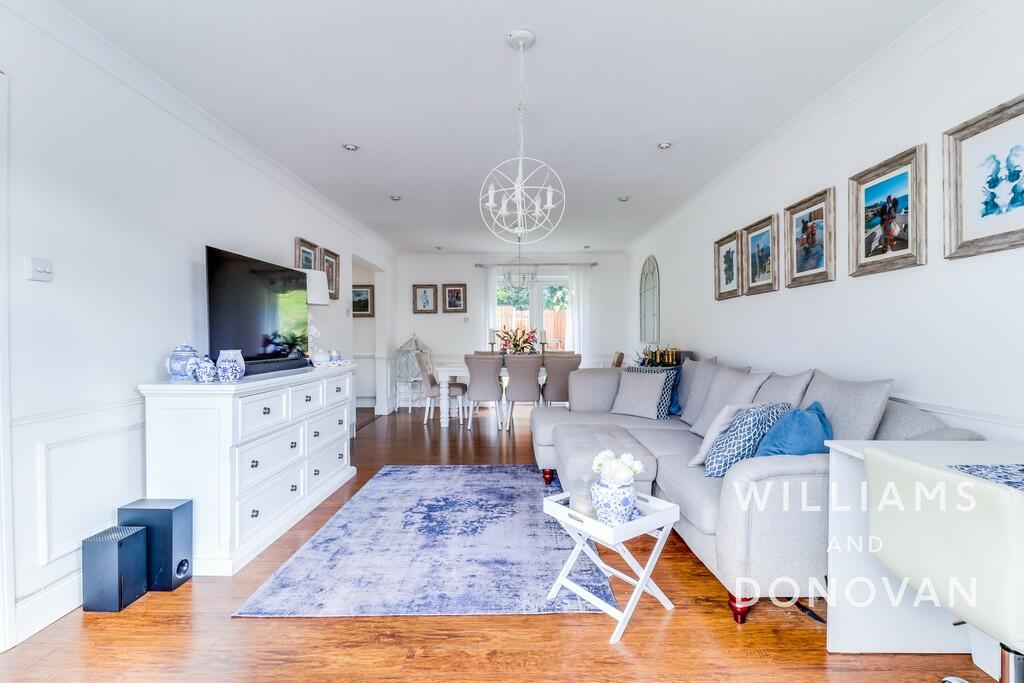 3 bedroom detached house for sale in Thundersley Park Road, South