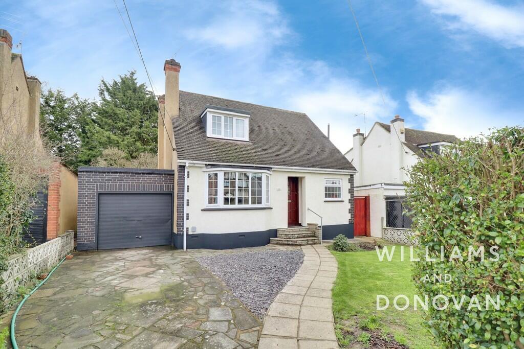 4 bedroom detached house for sale in Thundersley Park Road, South