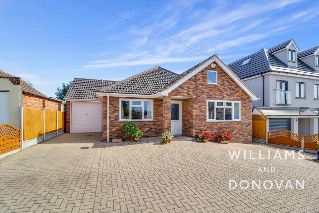 3 bedroom detached bungalow for sale in Kents Hill Road, South Benfleet