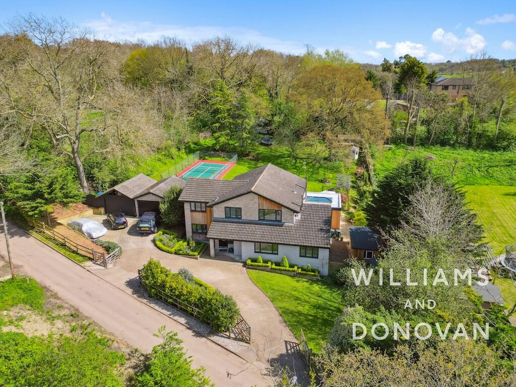 5 bedroom detached house for sale in Thundersley Park Road, South