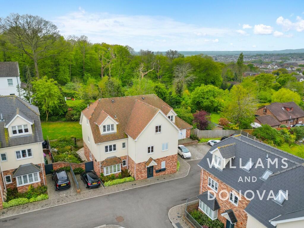 2 bedroom flat for sale in Catherine Road, Benfleet, SS7