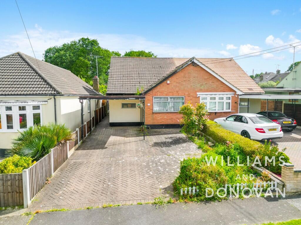 2 bedroom semidetached bungalow for sale in Central Avenue, Hadleigh, SS7