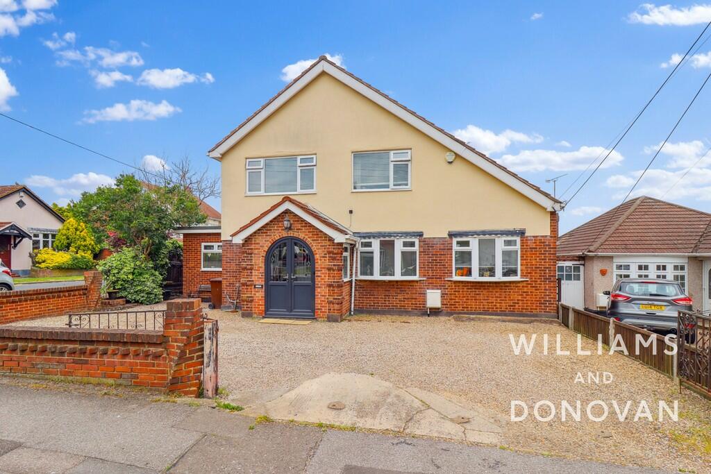 4 bedroom detached house for sale in Kents Hill Road, South Benfleet, SS7