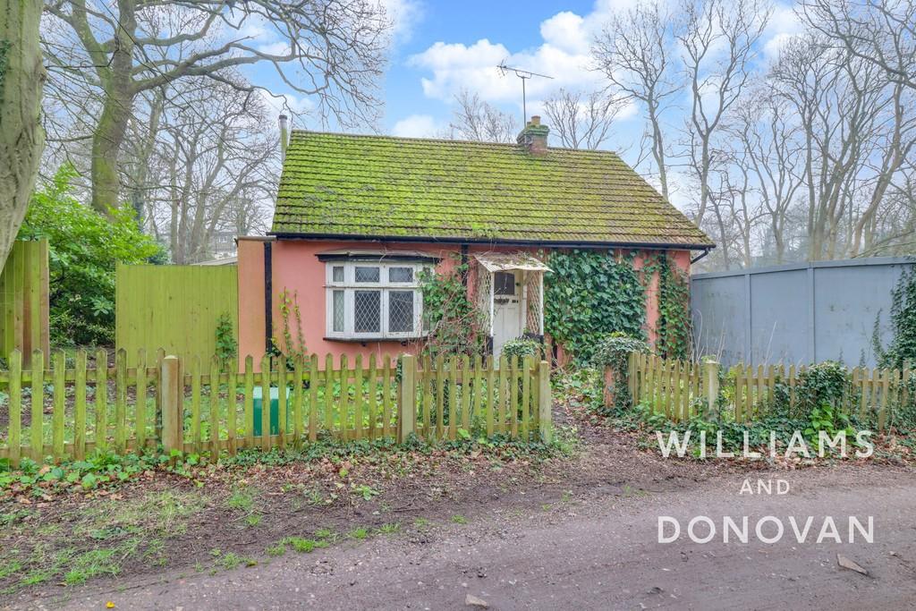 2 Bedroom Detached Bungalow For Sale In Lake Drive, Thundersley, SS7