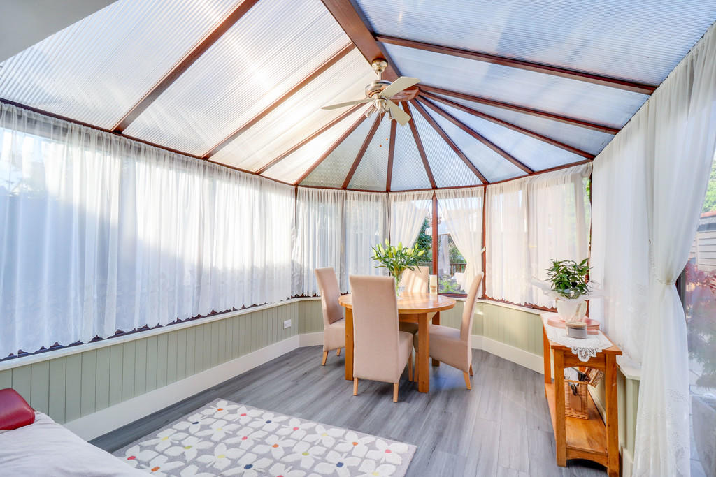 3 bedroom semidetached bungalow for sale in Hadleigh Park Avenue