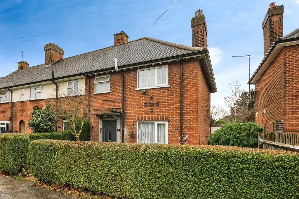 3 bedroom end of terrace house for sale in Alexander Road, London