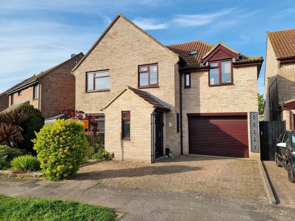 4 bedroom detached house for sale in Thomas Avenue, Trimley St. Mary