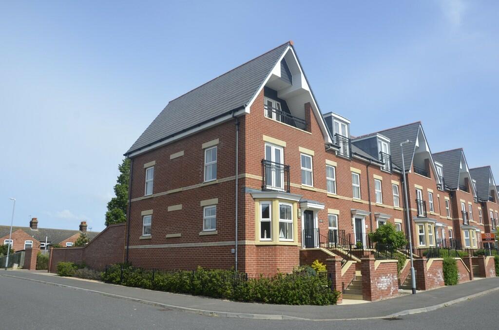 3 bedroom end of terrace house for sale in Old Fort Road, Felixstowe, IP11