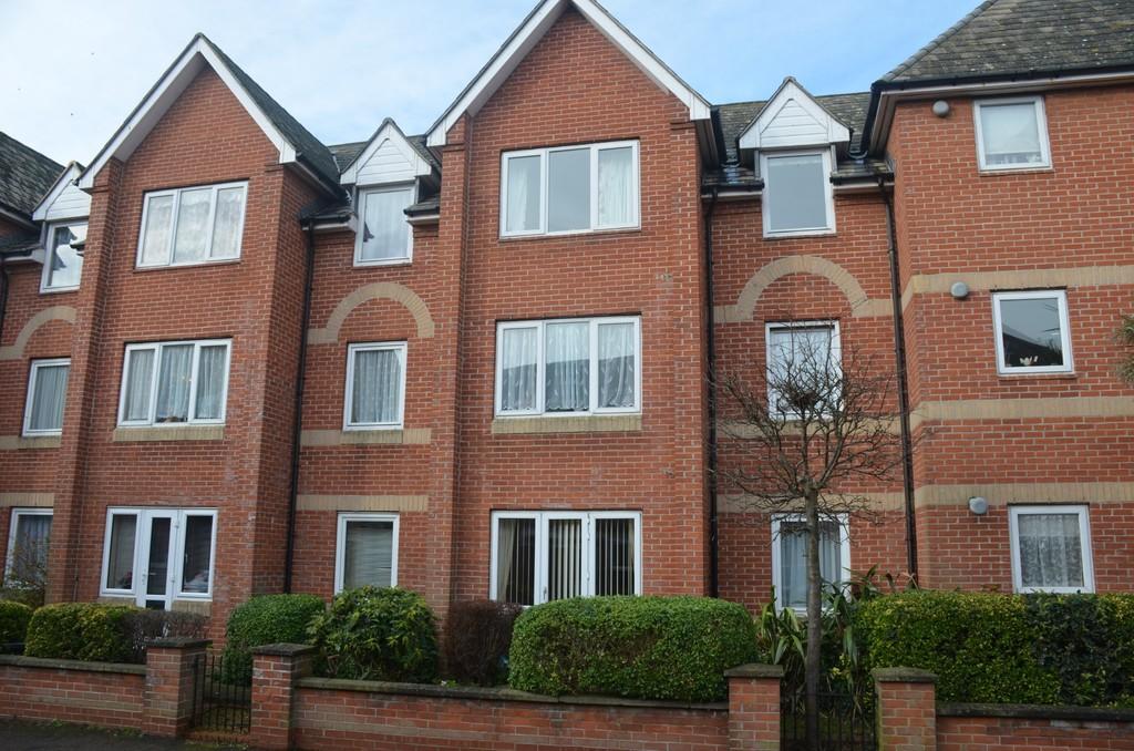 1 bedroom ground floor flat for sale in Felix Road, Felixstowe, IP11