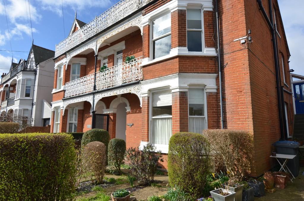 2 bedroom ground floor flat for sale in Bath Road, Felixstowe, IP11
