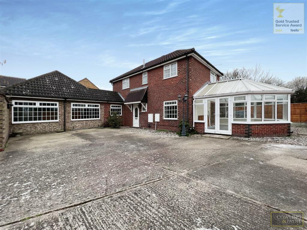 4 bedroom detached house for sale in Heybridge Drive, Wickford, SS12