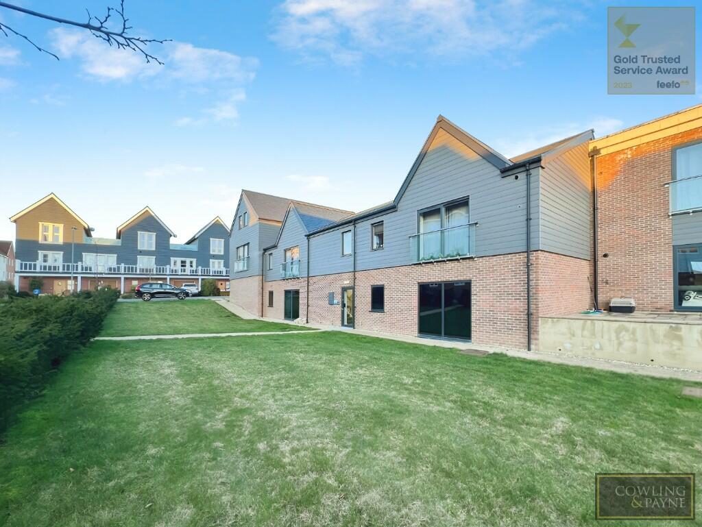 2 bedroom apartment for sale in Rushbrook Avenue, Wickford, Essex, SS11