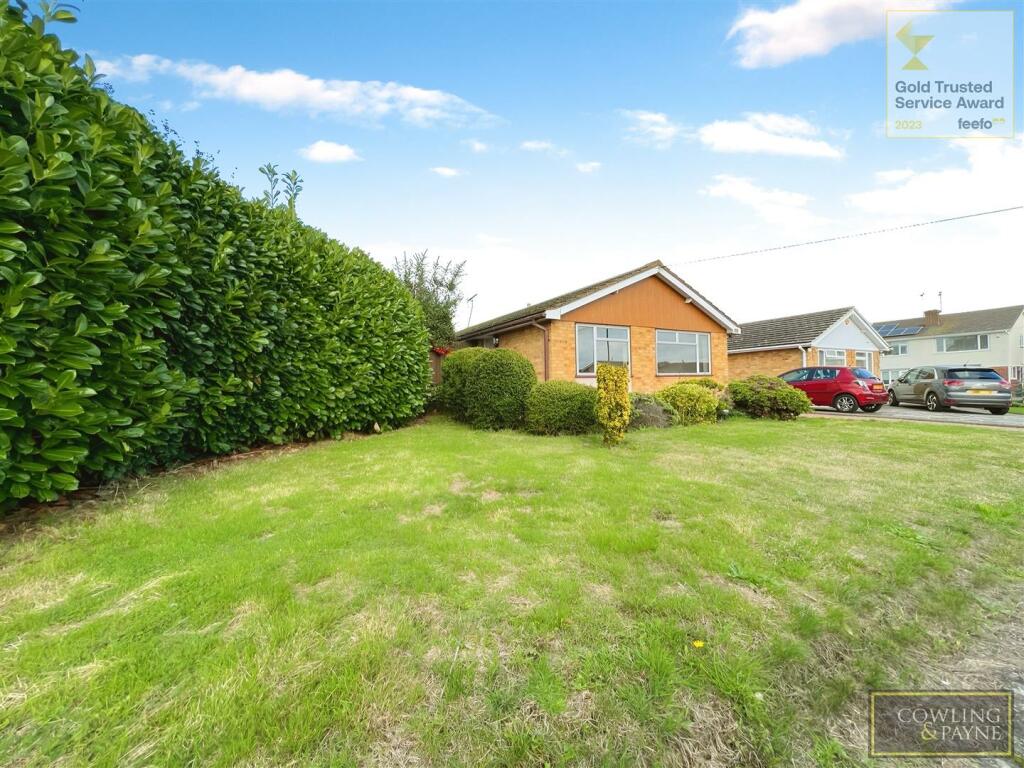 3 bedroom semidetached bungalow for sale in Eleanor Chase, Wickford, SS12