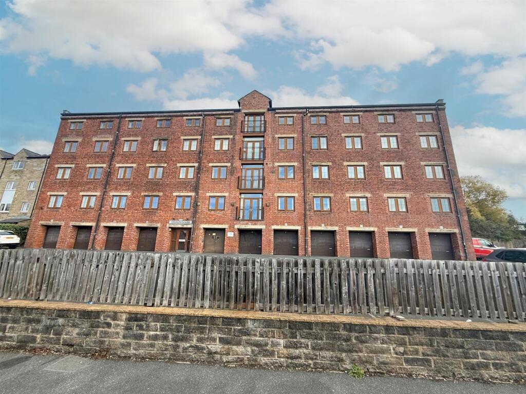 Main image of property: Canal Road, Riddlesden,