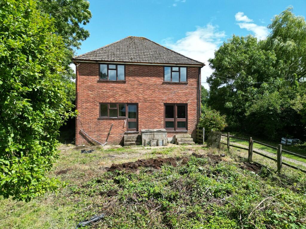 3 bedroom detached house for sale in Botley Road, SO32