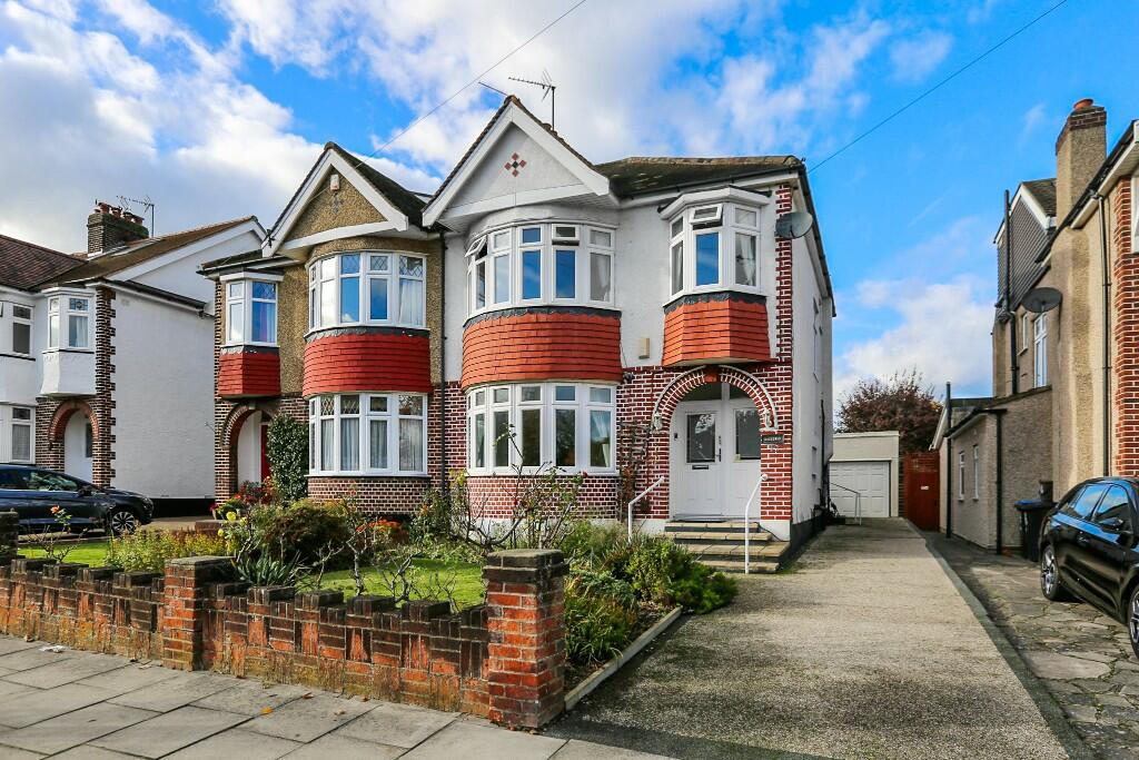 3 bedroom semidetached house for sale in Links Side, London, EN2
