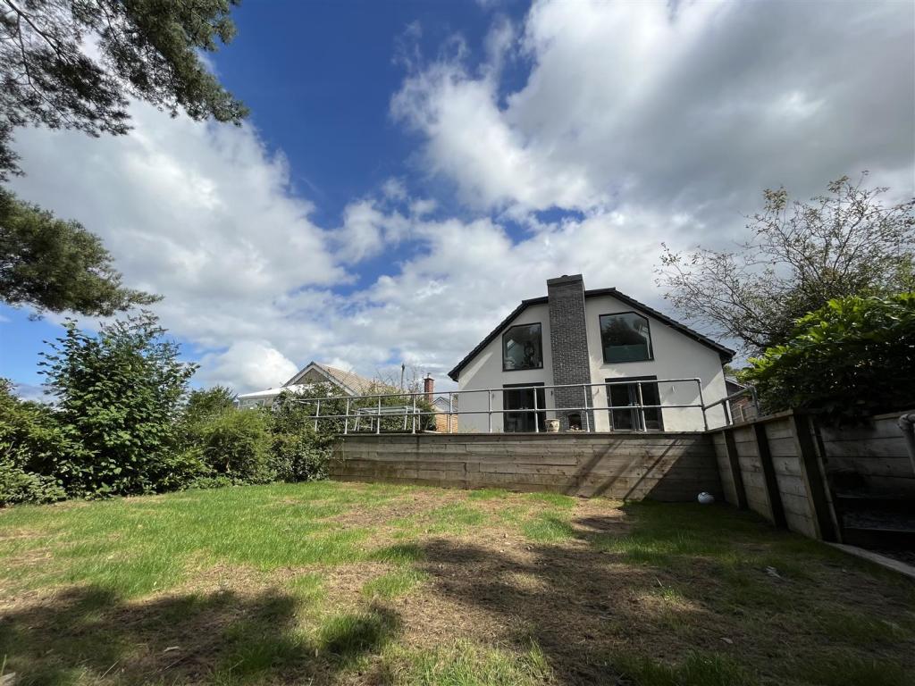 4 bedroom detached house for sale in Blackthorne Road, Gee Cross, Hyde